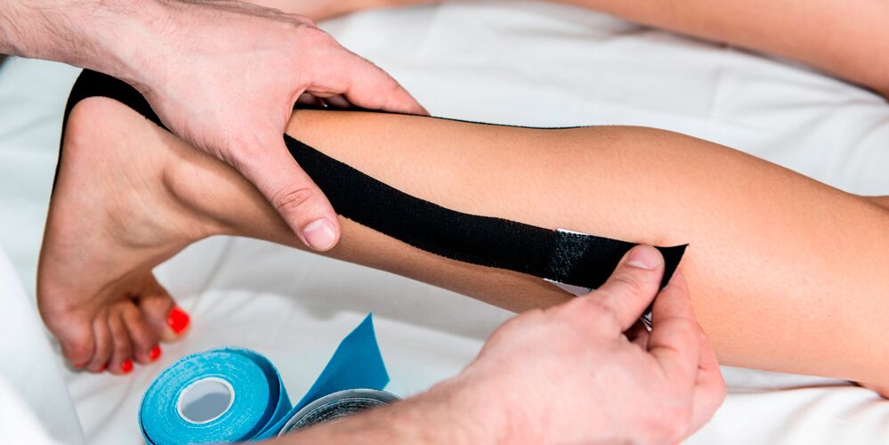 Bandage pour déformer la fixation articulaire arthrosique avec du ruban adhésif